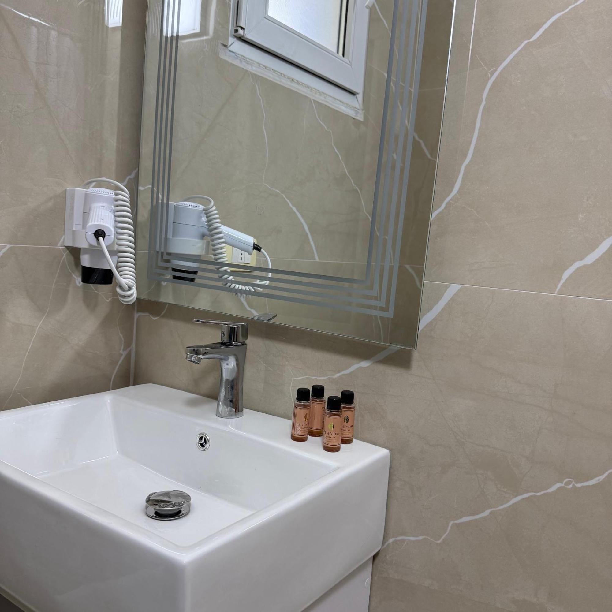 Hotel Amantia Orikum Buitenkant foto